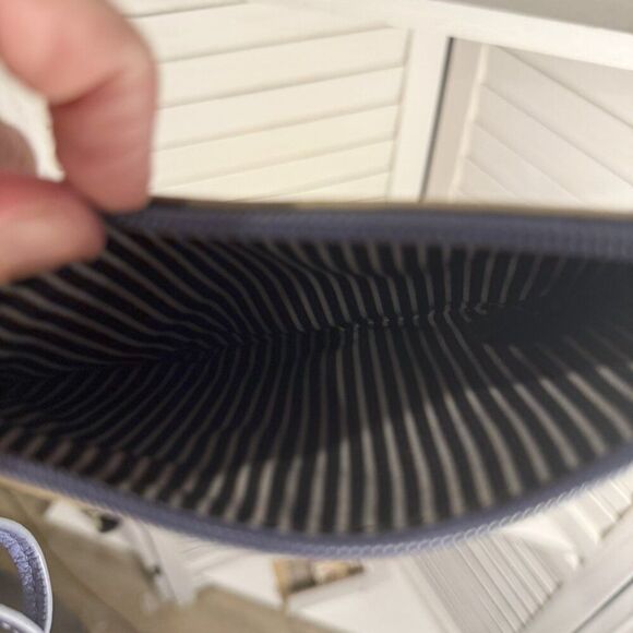 Giani Bernini Blue White Rose Clutch | Retro Chic Floral Wristlet - Picture 4 of 4